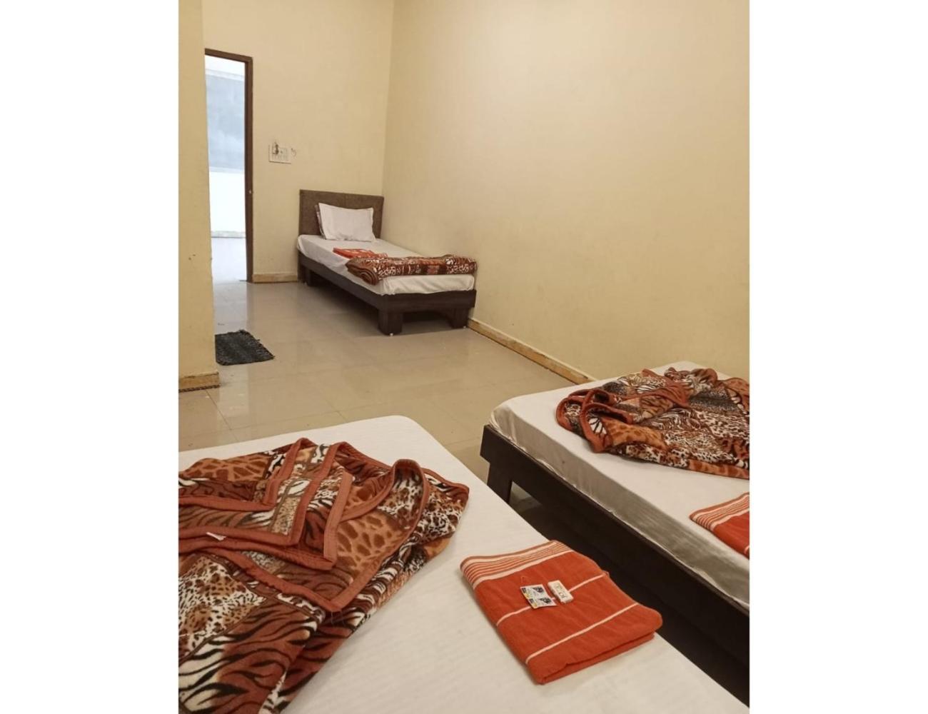 Hotel Mahakal Vishram, 乌贾因 外观 照片