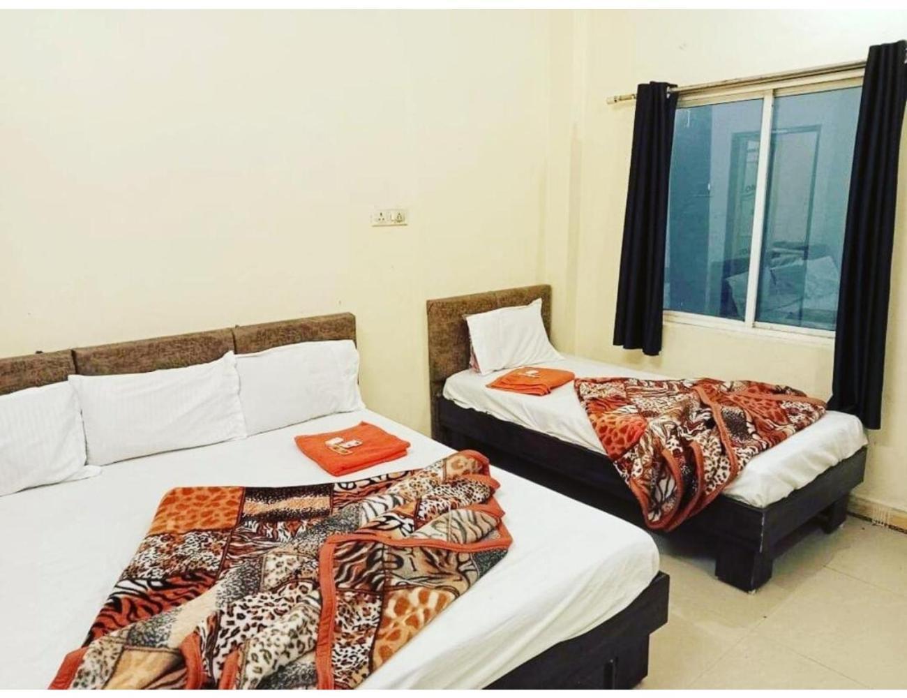 Hotel Mahakal Vishram, 乌贾因 外观 照片